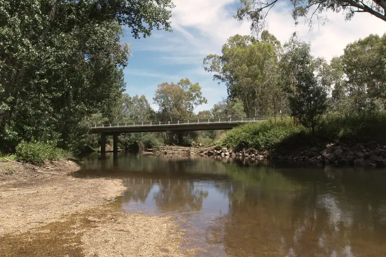Pioneer Bridge crossing the Ovens River at Markwood.